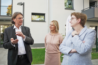 Das Bild zeigt Ingo Malter, Geschäftsführer der STADT UND LAND, Ingeborg Esser, Hauptgeschäftsführerin des Spitzenverbandes der Wohnungswirtschaft GdW und Bundesbauministerin Klara Geywitz