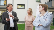 Das Bild zeigt Ingo Malter, Geschäftsführer der STADT UND LAND, GdW-Hauptgeschäftsführerin Ingeborg Esser und Bundesbauministerin Klara Geywitz.