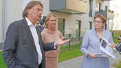 Das Bild zeigt Ingo Malter, Geschäftsführer der STADT UND LAND, GdW-Hauptgeschäftsführerin Ingeborg Esser und Bundesbauministerin Klara Geywitz.