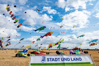 Drachen am Himmel des STADT UND LAND-Festival der Riesendrachen im Jahr 2019.