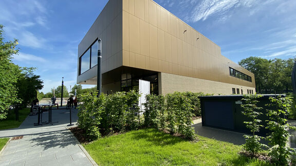 Haus der Zukunft - Das Bild zeigt ein futuristisch anmutendes Haus vor blauem Himmel