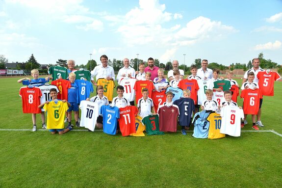 Die Organisatoren und Vertreter der Sponsoren mit Spielern verschiedener Berliner Fußballvereine mit den Trikots der Nationen, die an der Fußball-WM 2018 in Russland teilnehmen.