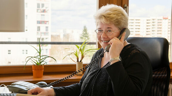 Ehrenamtliche Mitarbeiterin Annette Steinicke beim Telefondienst in der SOPHIA-Servicezentrale. Foto: B. Parmaksiz