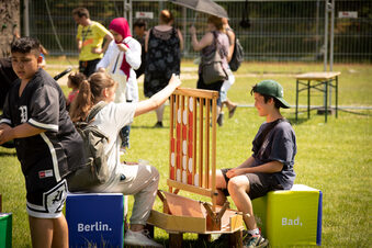Spielefest Mariendorf 2022, Kinder und Jugendliche spielen ein Holz-Spiel