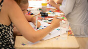 Spielefest Mariendorf 2022, malende Kinder mit Eltern