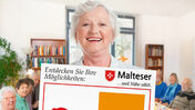Eine Frau macht Werbung für die Plakatkampagne „Berliner Hausbesuche“