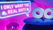 Auf dem Bild ist ein WC mit dem Schriftzug "I want only the real shit" zu sehen.